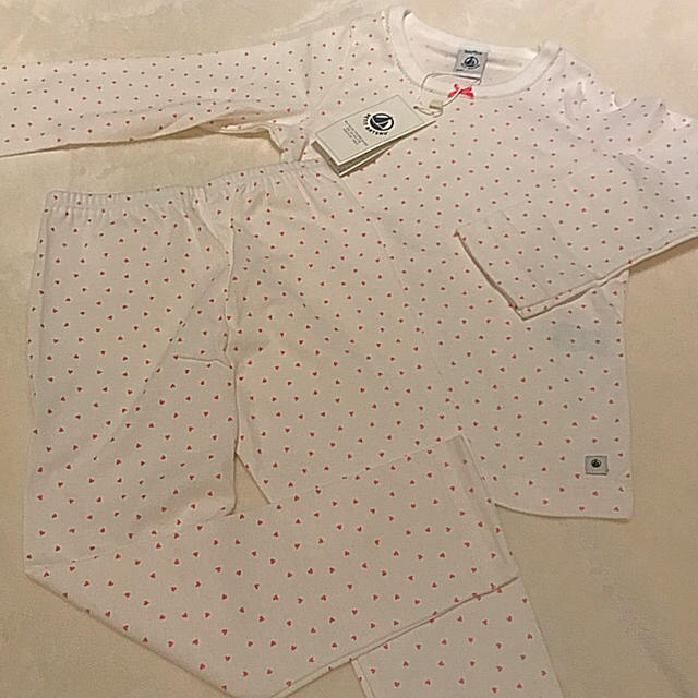 PETIT BATEAU(プチバトー)のプチバトー ハートプリント長袖パジャマ 3ans 新品 キッズ/ベビー/マタニティのキッズ服女の子用(90cm~)(パジャマ)の商品写真