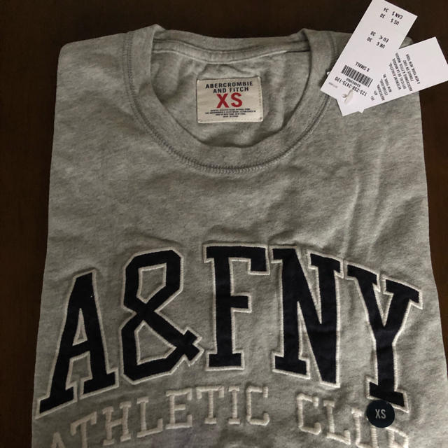 Abercrombie&Fitch(アバクロンビーアンドフィッチ)の🌟新品 アバクロ 刺繍Tシャツ XS🌟 レディースのトップス(Tシャツ(半袖/袖なし))の商品写真