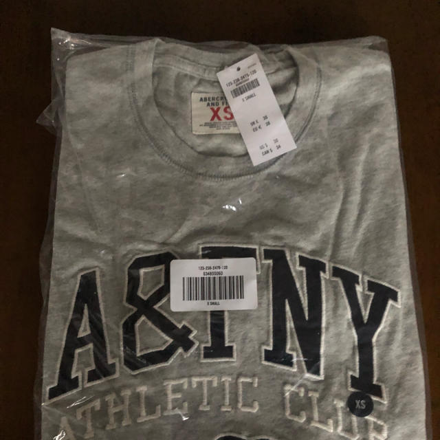 Abercrombie&Fitch(アバクロンビーアンドフィッチ)の🌟新品 アバクロ 刺繍Tシャツ XS🌟 レディースのトップス(Tシャツ(半袖/袖なし))の商品写真