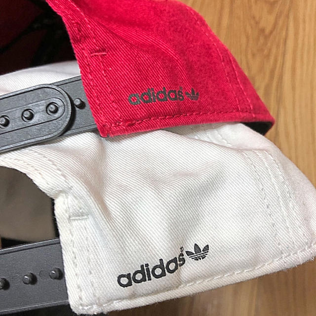 adidas(アディダス)の激安！adidas 赤 白キャップ2点セット メンズの帽子(キャップ)の商品写真