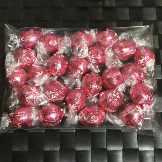 リンツ(Lindt)のM&Mさま専用 LINDT LINDOR リンツ リンドール ストロベリーセット(菓子/デザート)