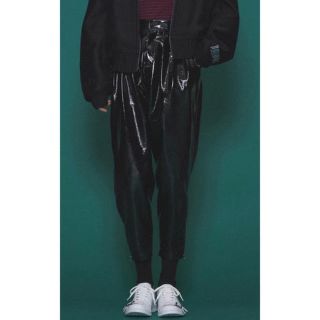 シャリーフ(SHAREEF)のSHAREEF ENAMEL TAPERED PANTS(スラックス)