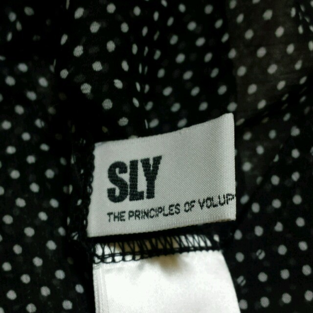 SLY(スライ)のSLY 新品同様 レディースのトップス(シャツ/ブラウス(半袖/袖なし))の商品写真