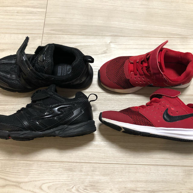 NIKE(ナイキ)のキッズ スニーカー 二足セット キッズ/ベビー/マタニティのキッズ靴/シューズ(15cm~)(スニーカー)の商品写真