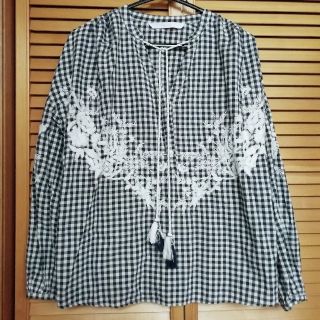 ザラ(ZARA)のギンガムチェック刺繍ブラウス　ZARA　ネイビー(シャツ/ブラウス(長袖/七分))