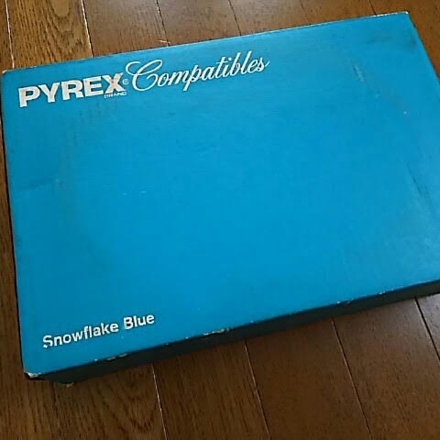 Pyrex(パイレックス)のパイレックス　スノーフレーク　 オーバル ディバイデッド サービング ディッシュ インテリア/住まい/日用品のキッチン/食器(食器)の商品写真