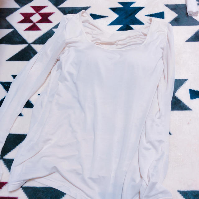UNIQLO(ユニクロ)のUNIQLO カップ付き ホワイト ロンT レディースのトップス(Tシャツ(長袖/七分))の商品写真