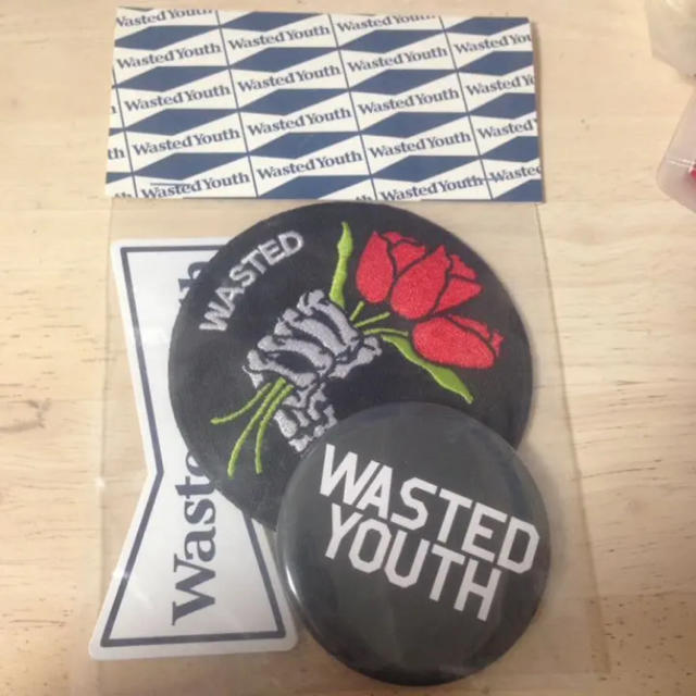 GDC(ジーディーシー)のWasted Youth 缶バッジ ステッカー セット メンズのファッション小物(その他)の商品写真