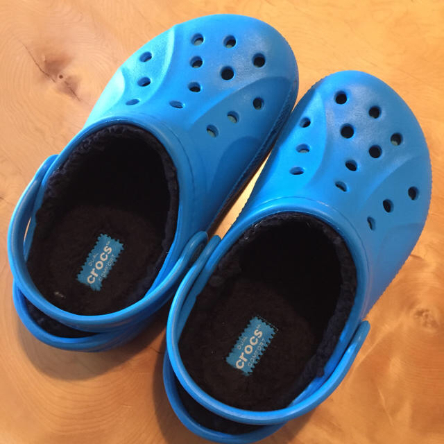 crocs(クロックス)のクロックス 青×黒ボアサンダル20cm キッズ/ベビー/マタニティのキッズ靴/シューズ(15cm~)(サンダル)の商品写真