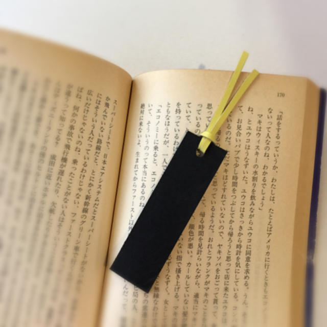 本革 しおり   black×yellow ハンドメイドの文具/ステーショナリー(しおり/ステッカー)の商品写真