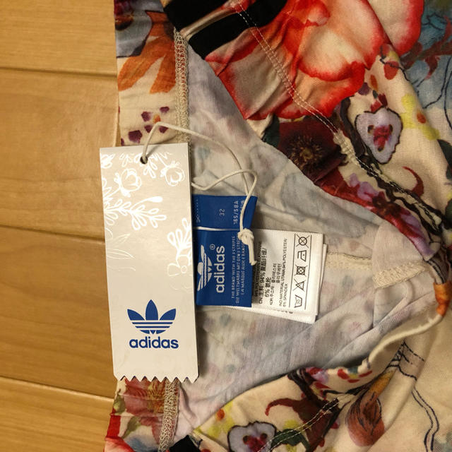 adidas(アディダス)のadidas originals アディダス レギンス 花柄 総柄 トレーニング レディースのレッグウェア(レギンス/スパッツ)の商品写真