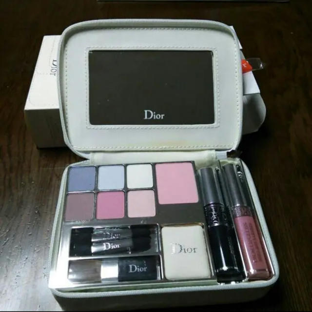 Dior(ディオール)のDIORの限定メイクアップパレット コスメ/美容のキット/セット(コフレ/メイクアップセット)の商品写真