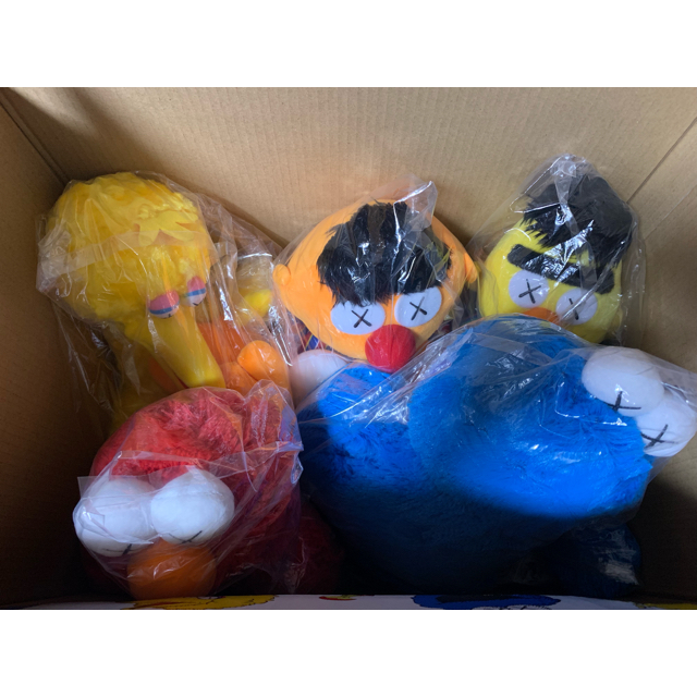 SESAME STREET(セサミストリート)の【送料込】kaws x セサミストリート  エンタメ/ホビーのおもちゃ/ぬいぐるみ(ぬいぐるみ)の商品写真