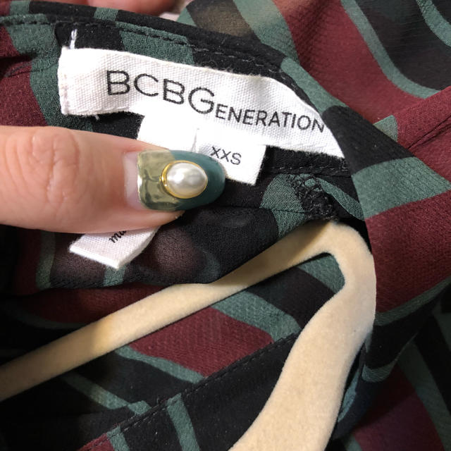 BCBGMAXAZRIA(ビーシービージーマックスアズリア)のBCBGenerationレトロストライプシフォンブラウスXXS レディースのトップス(シャツ/ブラウス(長袖/七分))の商品写真