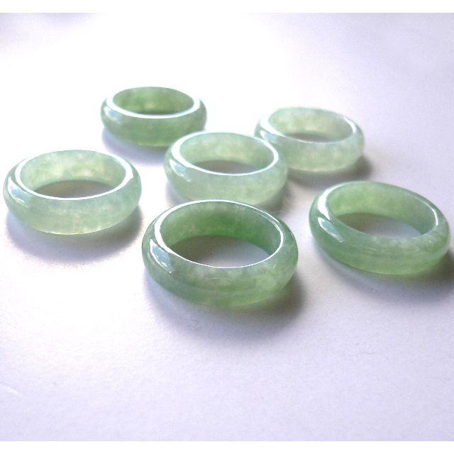 魅惑のグリーン　高級天然翡翠の指輪 レディースのアクセサリー(リング(指輪))の商品写真