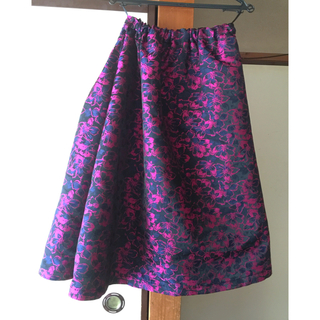 トッカ(TOCCA)のミモレ丈 ネイビー×ピンク花柄スカート(ひざ丈スカート)
