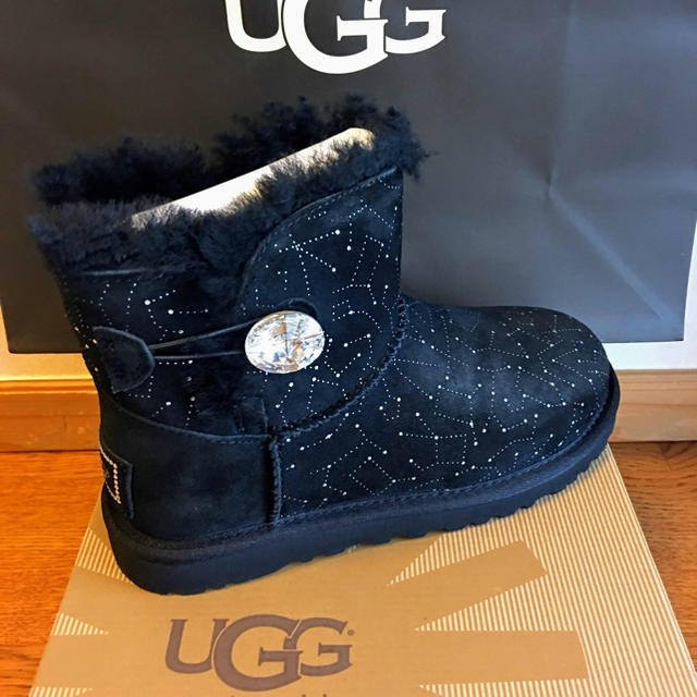 新品 国内正規品 在庫限り アグ UGG ムートンブーツ黒 スワロフスキー