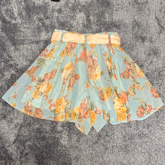 CECIL McBEE(セシルマクビー)の【新品・タグ付き】CECILMcBEE 花柄スカート風キュロットパンツ セシル レディースのパンツ(キュロット)の商品写真