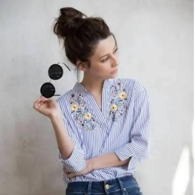 GRL(グレイル)のグレイル ストライプシャツ 刺繍 ストライプ シャツ レディースのトップス(シャツ/ブラウス(長袖/七分))の商品写真