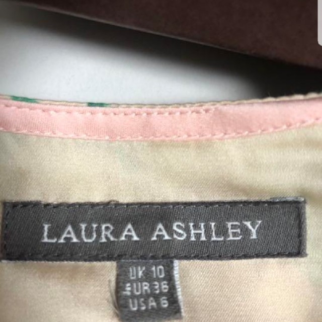 LAURA ASHLEY(ローラアシュレイ)の専用です！お値下げ！ローラアシュレイ　ワンピース レディースのワンピース(ひざ丈ワンピース)の商品写真