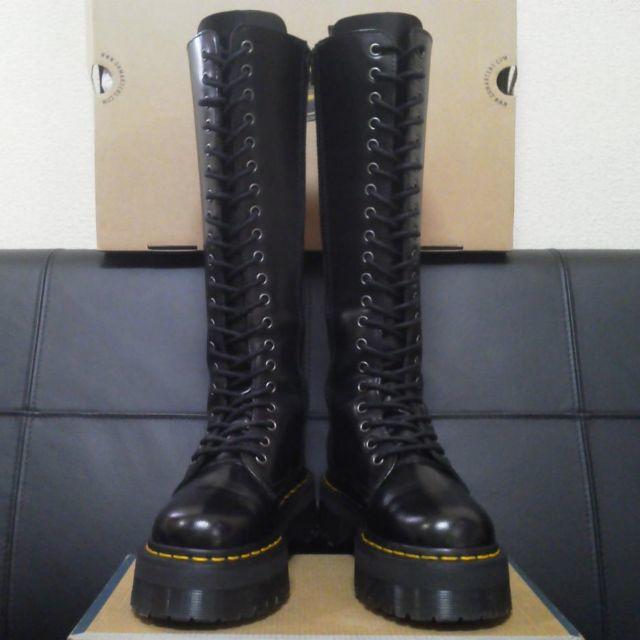 Dr.Martens(ドクターマーチン)の【専用】Dr.Martens BRITAIN UK3 黒 厚底 20ホール レディースの靴/シューズ(ブーツ)の商品写真