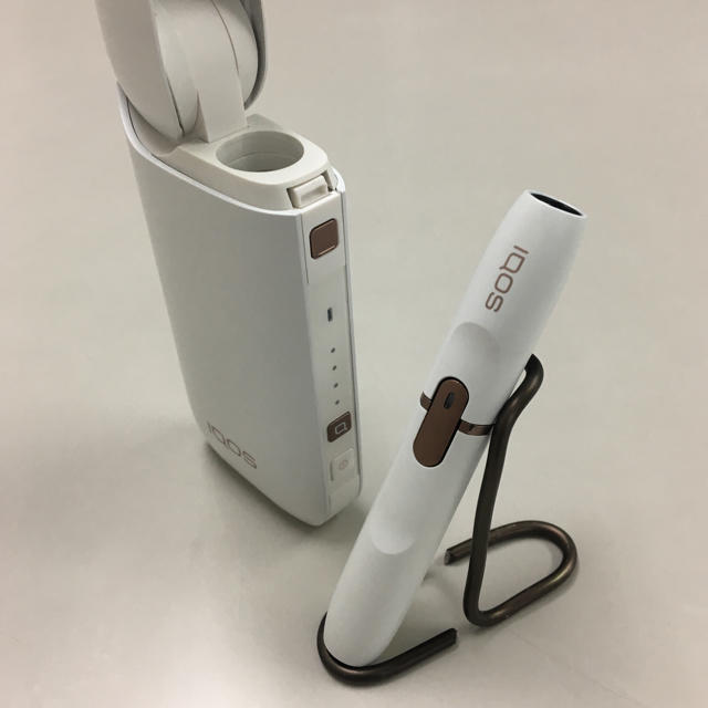 IQOS(アイコス)のアイコス IQOS 2.4plus ホワイト 美品 mar 充電器付き メンズのファッション小物(タバコグッズ)の商品写真