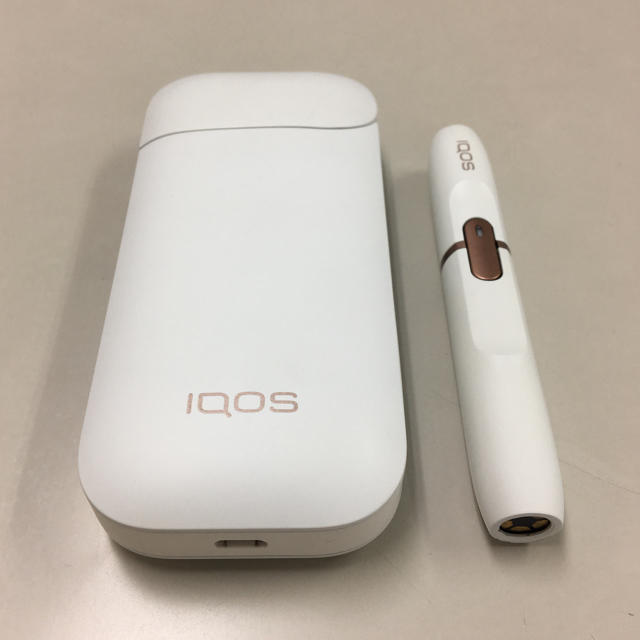 IQOS(アイコス)のアイコス IQOS 2.4plus ホワイト 美品 mar 充電器付き メンズのファッション小物(タバコグッズ)の商品写真