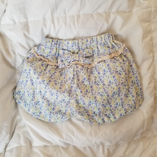 西松屋(ニシマツヤ)のキッズ花柄ハーフパンツ　90 キッズ/ベビー/マタニティのキッズ服女の子用(90cm~)(その他)の商品写真