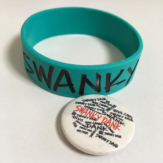 SWANKY DANK ラバーバンド 缶バッジ エンタメ/ホビーのタレントグッズ(ミュージシャン)の商品写真