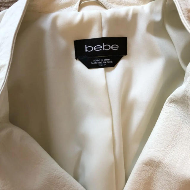 bebe USA☆ リアルレザー ライダースジャケット オフホワイト XS レディースのジャケット/アウター(ライダースジャケット)の商品写真