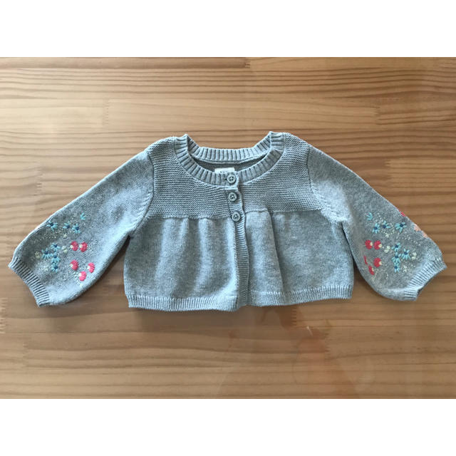 babyGAP(ベビーギャップ)の【2ヶ月使用】babyGAP お花刺繍 カーディガン キッズ/ベビー/マタニティのベビー服(~85cm)(カーディガン/ボレロ)の商品写真