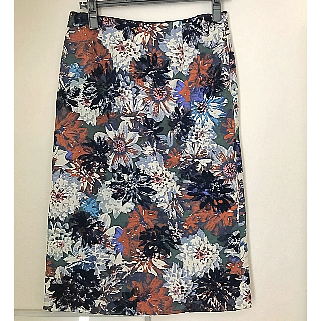 Spick & Span(スピックアンドスパン)のYuria様専用フロッキーフラワープリントスカート レディースのスカート(ひざ丈スカート)の商品写真