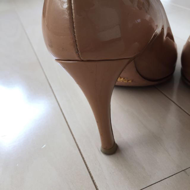 PRADA(プラダ)のプラダ  パテントパンプス  ベージュ レディースの靴/シューズ(ハイヒール/パンプス)の商品写真