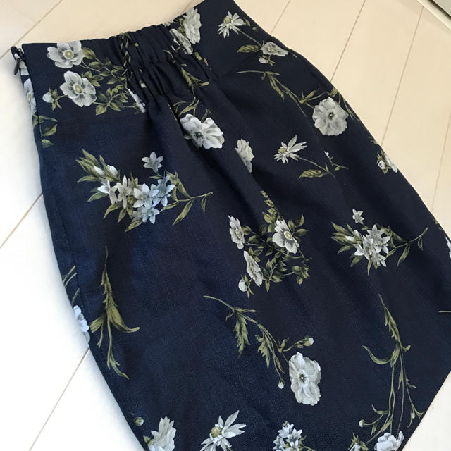 Noela(ノエラ)のネイビープリントスカート レディースのスカート(ひざ丈スカート)の商品写真