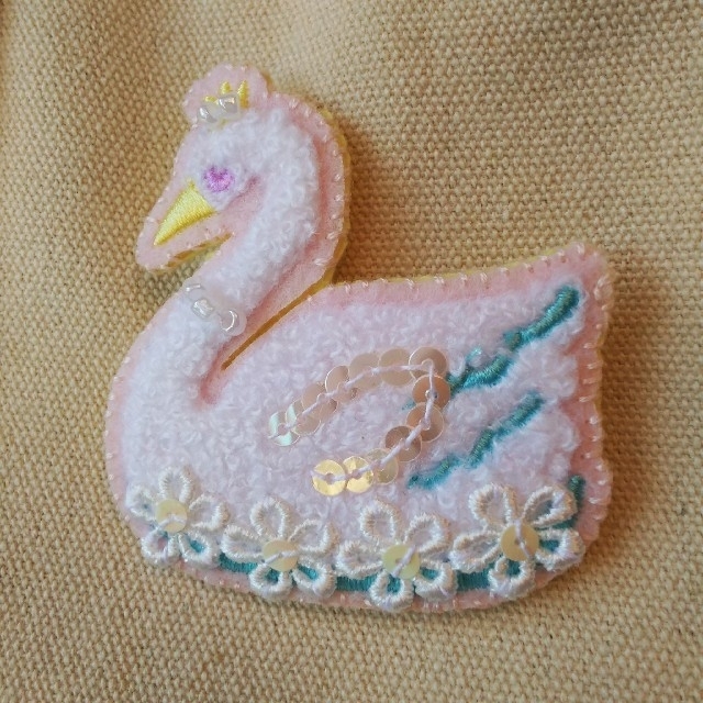 スワンのブローチ☆女の子 デコ ワッペン 刺繍 スパンコール ゆめかわいい ハンドメイドのアクセサリー(コサージュ/ブローチ)の商品写真