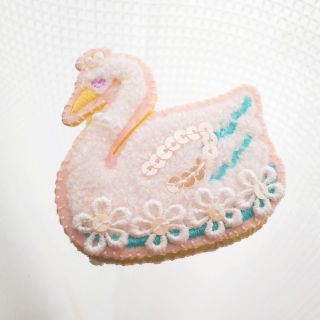 スワンのブローチ☆女の子 デコ ワッペン 刺繍 スパンコール ゆめかわいい(コサージュ/ブローチ)