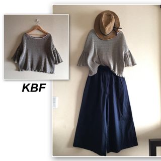 ケービーエフ(KBF)のKBF✨グレーのドット柄 プリーツ加工カットソー(カットソー(半袖/袖なし))