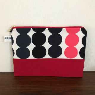 マリメッコ(marimekko)のマリメッコ ラシンマットで作成しました大きめペタンコポーチです(ポーチ)