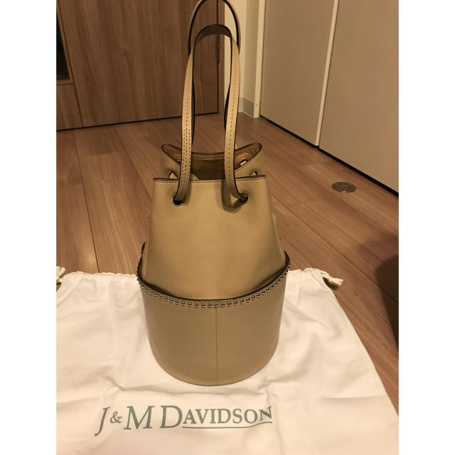 J&M DAVIDSON(ジェイアンドエムデヴィッドソン)のJ&M ミニデイジーウィズスタッズ サハラベージュ レディースのバッグ(ショルダーバッグ)の商品写真