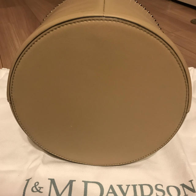 J&M DAVIDSON(ジェイアンドエムデヴィッドソン)のJ&M ミニデイジーウィズスタッズ サハラベージュ レディースのバッグ(ショルダーバッグ)の商品写真