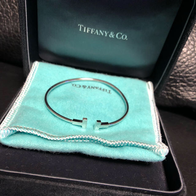 Tiffany & Co.(ティファニー)のTiffany ティファニーT ナロー ワイヤー ブレスレット  レディースのアクセサリー(ブレスレット/バングル)の商品写真