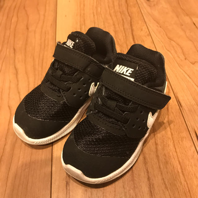 NIKE(ナイキ)のナイキ スニーカー 黒 キッズ/ベビー/マタニティのベビー靴/シューズ(~14cm)(スニーカー)の商品写真