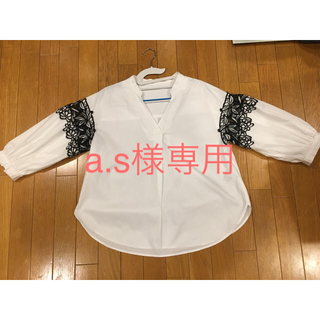 ジーユー(GU)のGU 花刺繍 白シャツ(シャツ/ブラウス(長袖/七分))