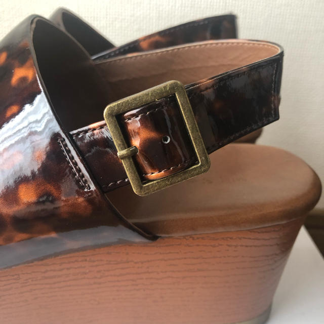 LEPSIM LOWRYS FARM(レプシィムローリーズファーム)のべっ甲柄サンダル レディースの靴/シューズ(サンダル)の商品写真