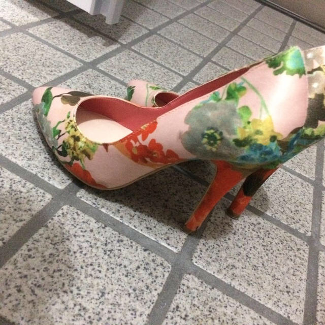 RANDA(ランダ)のRANDA 花柄 パンプス レディースの靴/シューズ(ハイヒール/パンプス)の商品写真