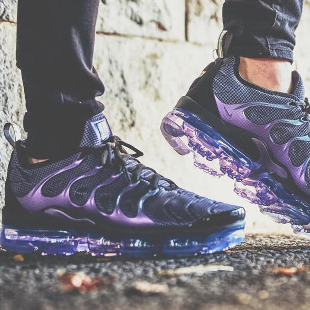 NIKE(ナイキ)のNIKE AIR VAPORMAX PLUS purple Black 26.5 メンズの靴/シューズ(スニーカー)の商品写真