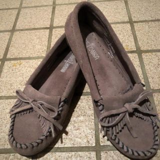 ミネトンカ(Minnetonka)のMINNETONKA モカシン グレー(スリッポン/モカシン)