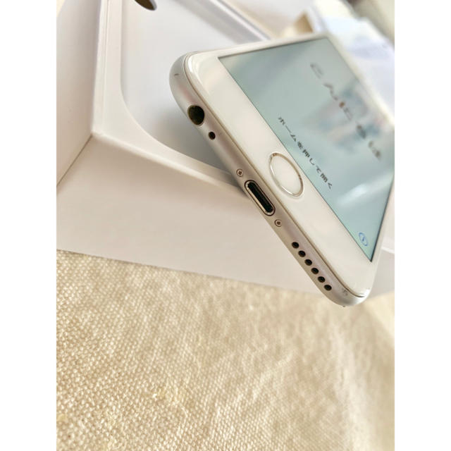 iPhone(アイフォーン)の【美品】iPhone 6 Silver 16GB 本体 (au) スマホ/家電/カメラのスマートフォン/携帯電話(スマートフォン本体)の商品写真