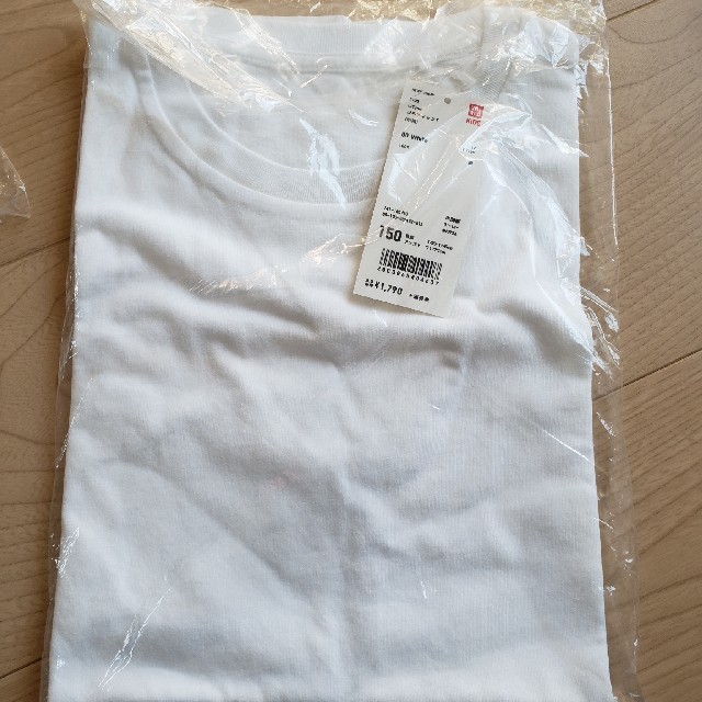 UNIQLO(ユニクロ)のユニクロ　グラフィックT無地ホワイト 150cm　2枚セット キッズ/ベビー/マタニティのキッズ/ベビー/マタニティ その他(その他)の商品写真