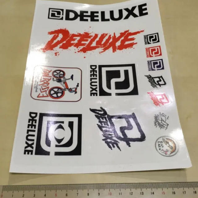 DEELUXE(ディーラックス)のスノボー ステッカー DEELUXE ディーラックス 色々セット 新品 送料込み スポーツ/アウトドアのスノーボード(アクセサリー)の商品写真